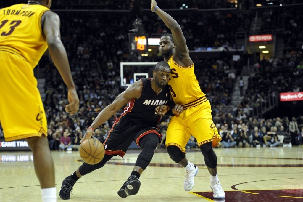 27.nov.2013 - Dwyane Wade encara a marcação de Dion Waiters no jogo entre Miami Heat e Cleveland Cavaliers - David Richard-USA TODAY