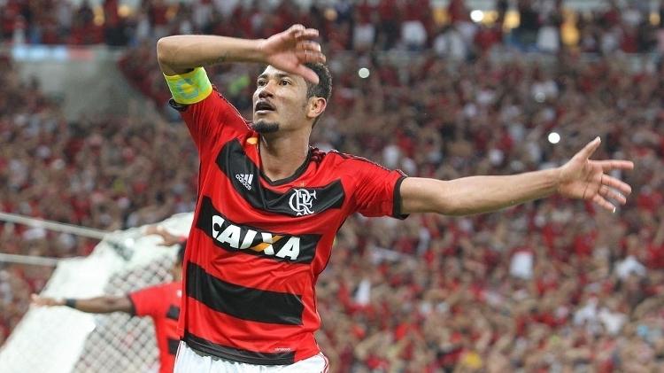 Hernane comemora o segundo gol do Flamengo contra o Atlético-PR na final da Copa do Brasil