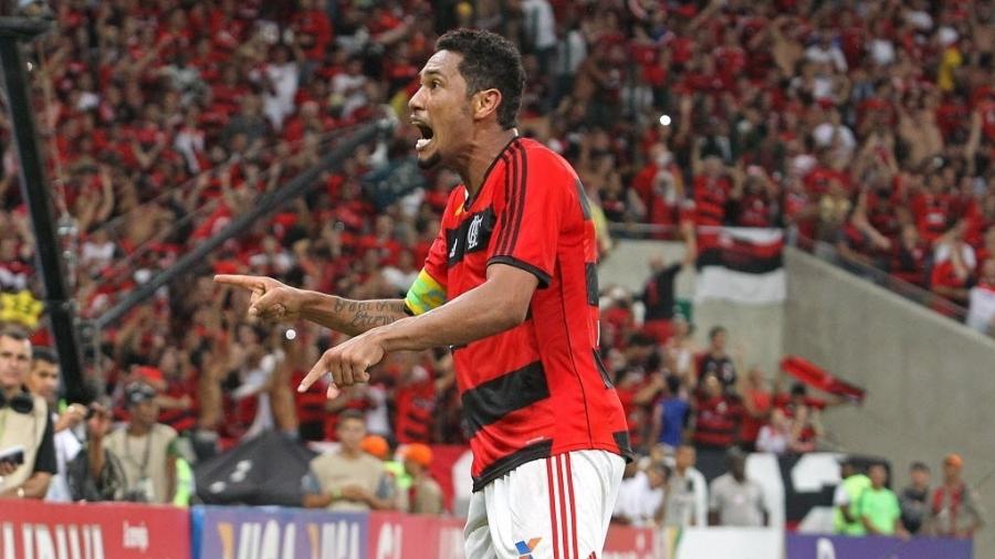 Hernane comemora o segundo gol do Flamengo contra o Athletico na final da Copa do Brasil de 2013 - Julio Cesar Guimaraes/UOL