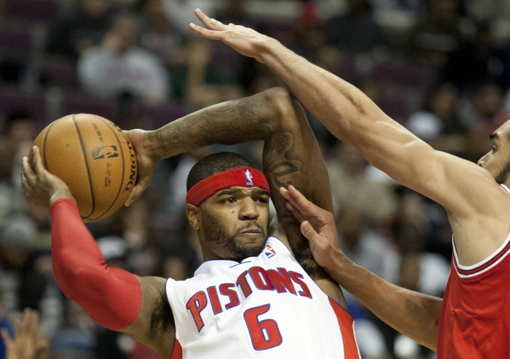 27.nov.2013 - Josh Smith, do Detroit Pistons, encara marcação de Joakim Noah, do Chicago Bulls, em jogo da NBA - Raj Mehta-USA TODAY Sports