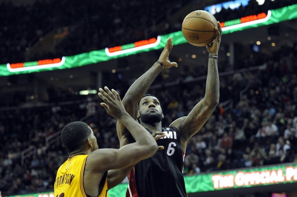 27.nov.2013 - LeBron James faz jogada na partida entre Miami Heat e Cleveland Cavaliers - David Richard-USA TODAY Sports