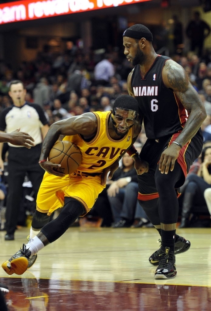 27.nov.2013 - LeBron James tenta evitar a jogada de Kyrie Irving na partida entre Miami Heat e Cleveland Cavaliers - David Richard-USA TODAY Sports