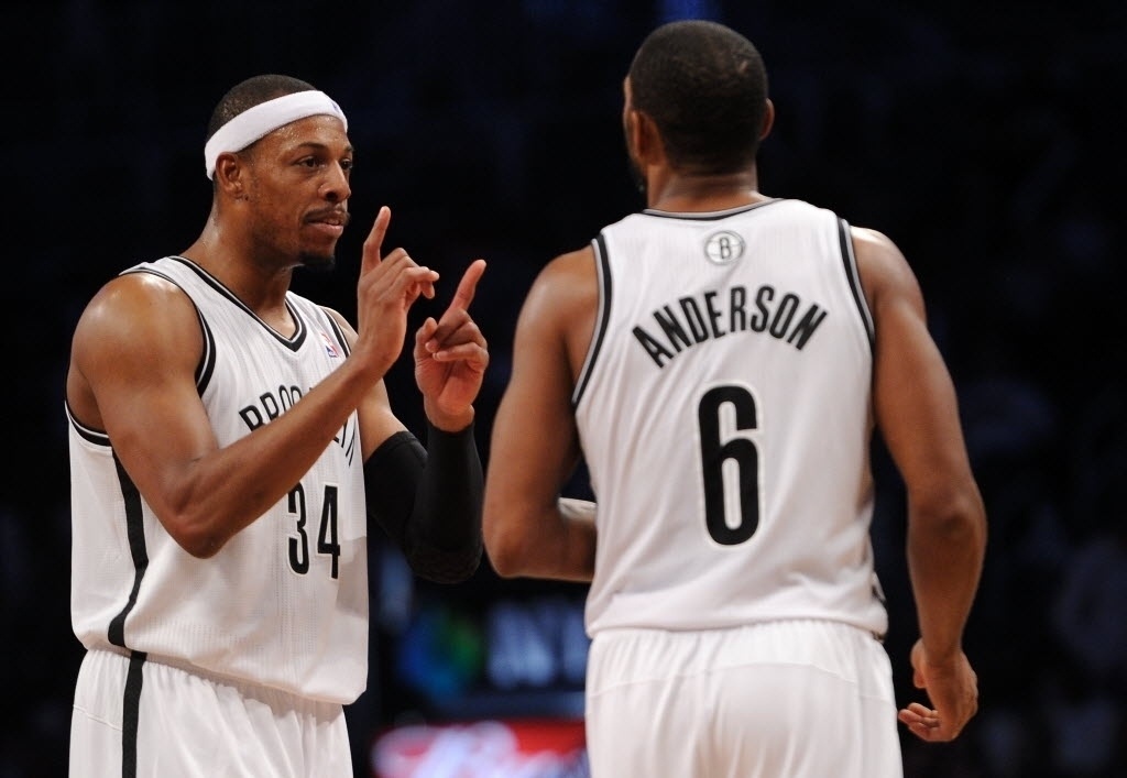 27.nov.2013 - Paul Pierce e Alan Anderson conversam em jogo entre Brooklyn Nets e Los Angeles Lakers - Maddie Meyer/Getty Images/AFP