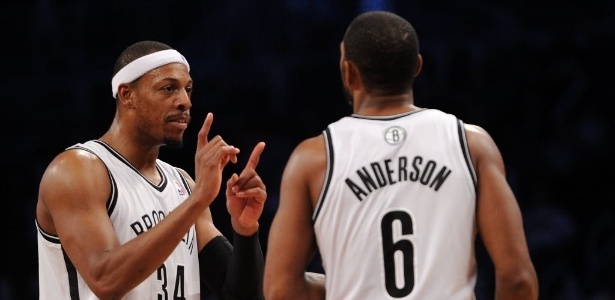 Paul Pierce e Alan Anderson conversam em jogo entre Brooklyn Nets e Los Angeles Lakers - Maddie Meyer/Getty Images/AFP