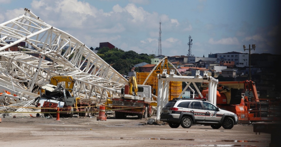 Perícia chega para analisar os escombros do estádio Itaquerão um dia após o acidente que matou dois operários