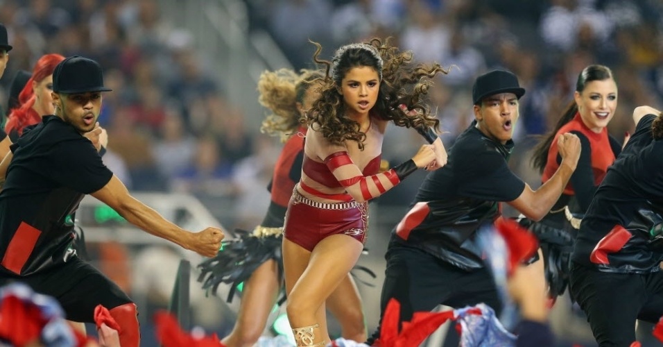 Selena Gomez agita o show do intervalo do futebol americano na Ação de Graças