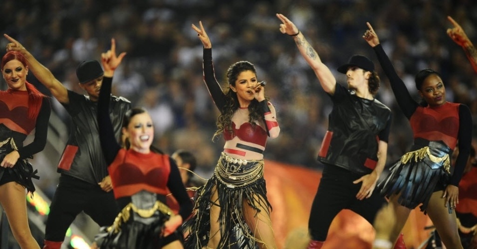 Selena Gomez agita o show do intervalo do futebol americano na Ação de Graças