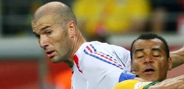 Zidane (esq.) e Cafu em lance em 2006; ambos representam seus países em sorteio