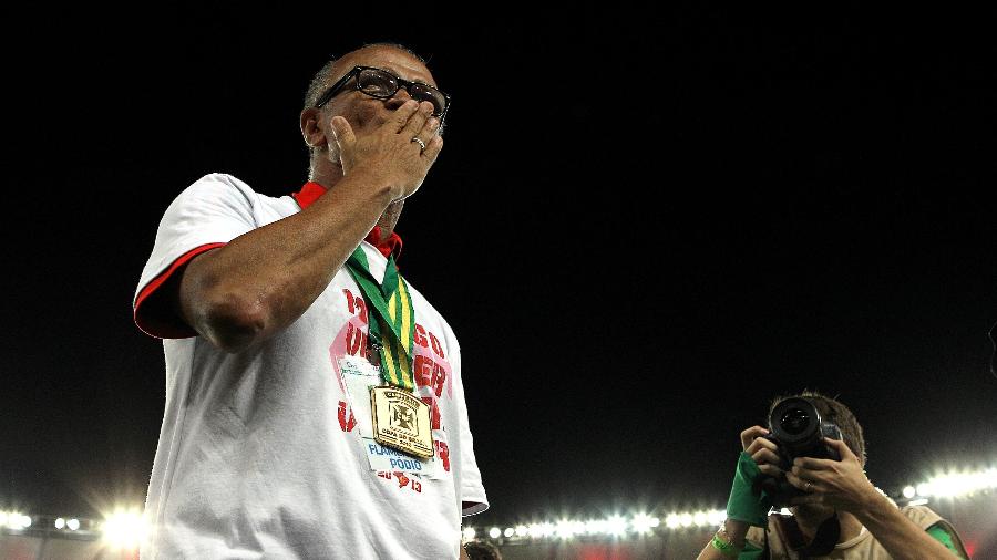 Técnico Jayme de Almeida manda beijos em agradecimento à torcida do Flamengo após título da Copa do Brasil no Maracanã - Júlio César Guimarães/UOL
