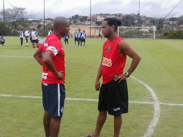 30 nov 2013 - Ronaldinho Gaúcho fez pausa em seus treinos para cumprimentar o técnico do Bahia, Cristovão Borges 
