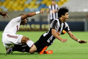 Luan, do Atlético-MG, sofre falta de zagueiro do Fluminense - Buda Mendes/Getty Images