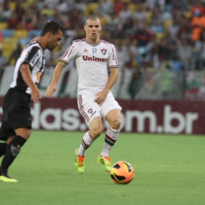 Pierre, do Atlético-MG, tenta passar pela marcação de Wágner, do Fluminense, em duelo no Maracanã - Ricardo Ayres/Photocamera
