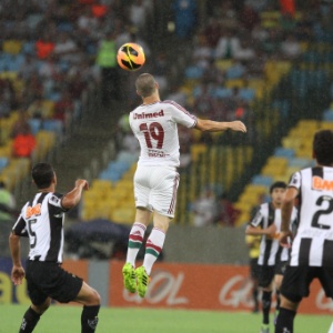 Wagner, do Fluminense, sobe de cabeça, observado por rivais atleticanos - Ricardo Ayres/Photocamera