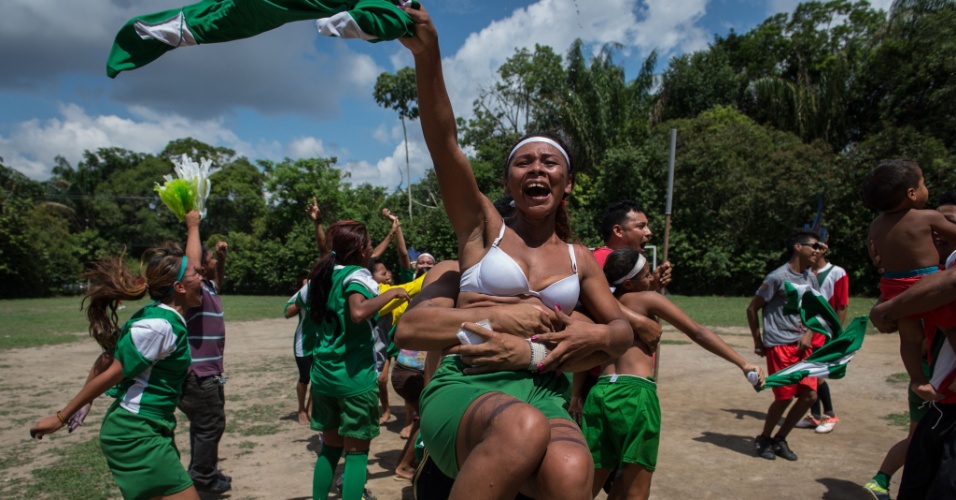 Competidores da final indígena do Peladão, um dos maiores torneios de futebol do planeta
