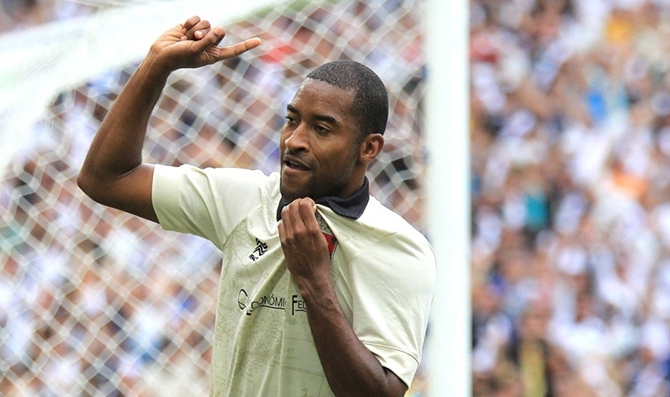 Edmilson comemora o gol do Vasco contra o Náutico, no Maracanã - Marcelo Sadio/vasco.com.br