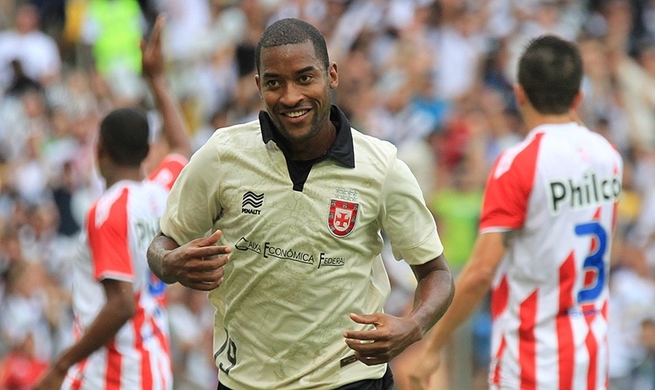 Edmilson comemora o gol do Vasco contra o Náutico, no Maracanã - Marcelo Sadio/vasco.com.br