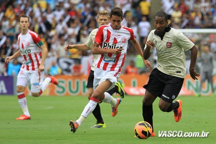 Edmilson parte com a bola dominada em Vasco x Náutico - Marcelo Sadio/vasco.com.br