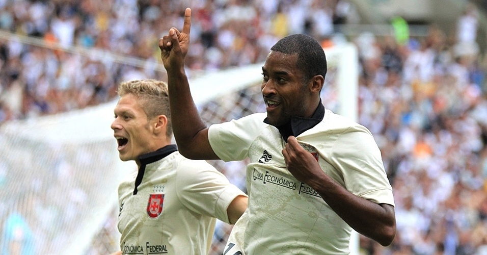 Edmilson parte com a bola dominada em Vasco x Náutico - Marcelo Sadio/vasco.com.br