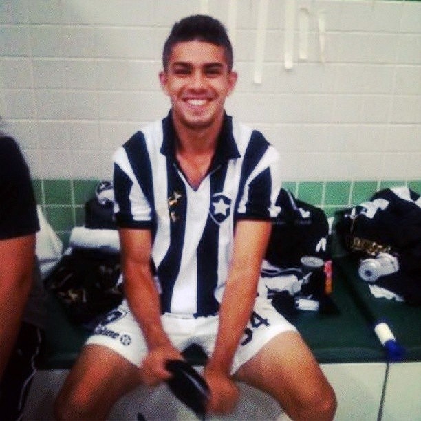 Gegê mostra a camisa com que o Botafogo vai jogar contra o Coritiba, em homenagem a Nilton Santos - Botafogo