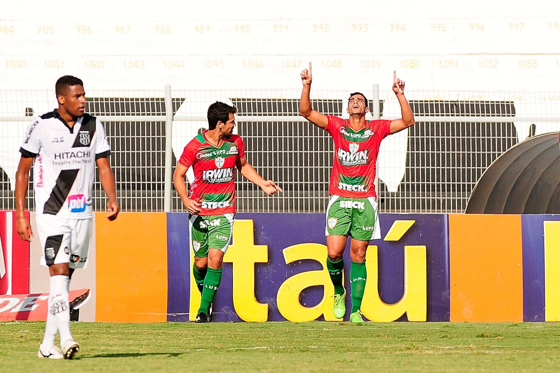 Henrique comemora gol da Portuguesa contra a Ponte Preta, no Moisés Lucarelli - Rodrigo Villalba/Futura Press/Estadão
