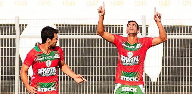 Henrique comemora gol da Portuguesa contra a Ponte Preta, no Moisés Lucarelli - Rodrigo Villalba/Futura Press/Estadão