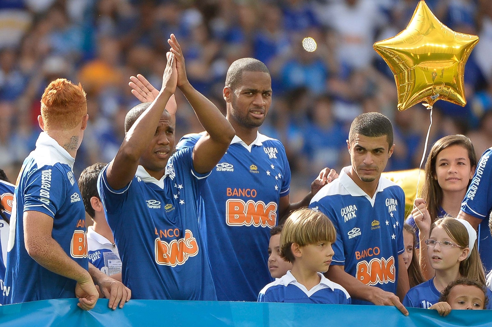 No Mineirão, jogadores do Cruzeiro fazem festa pelo título antes de enfrentar o Bahia - Pedro Martins/Agif