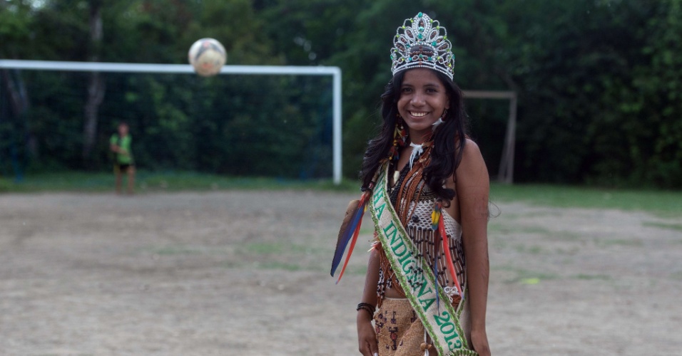 The indigenous queen of Peladao, 18 year-old Suellen, poses for a picture during the half-time of the final match of Peladao, the amateur football tournament, in Manaus, Amazonas state, Brazil, on November 24, 2013. Peladao is known as the biggest amateur football tournament in the world, with more than 1000 teams competing in various categories since 1973. The indigenous category was created in 2005 and eight teams participated this year. AFP PHOTO / YASUYOSHI CHIBA ORG XMIT: YCH024Competidores da final indígena do Peladão, um dos maiores torneios de futebol do planeta
