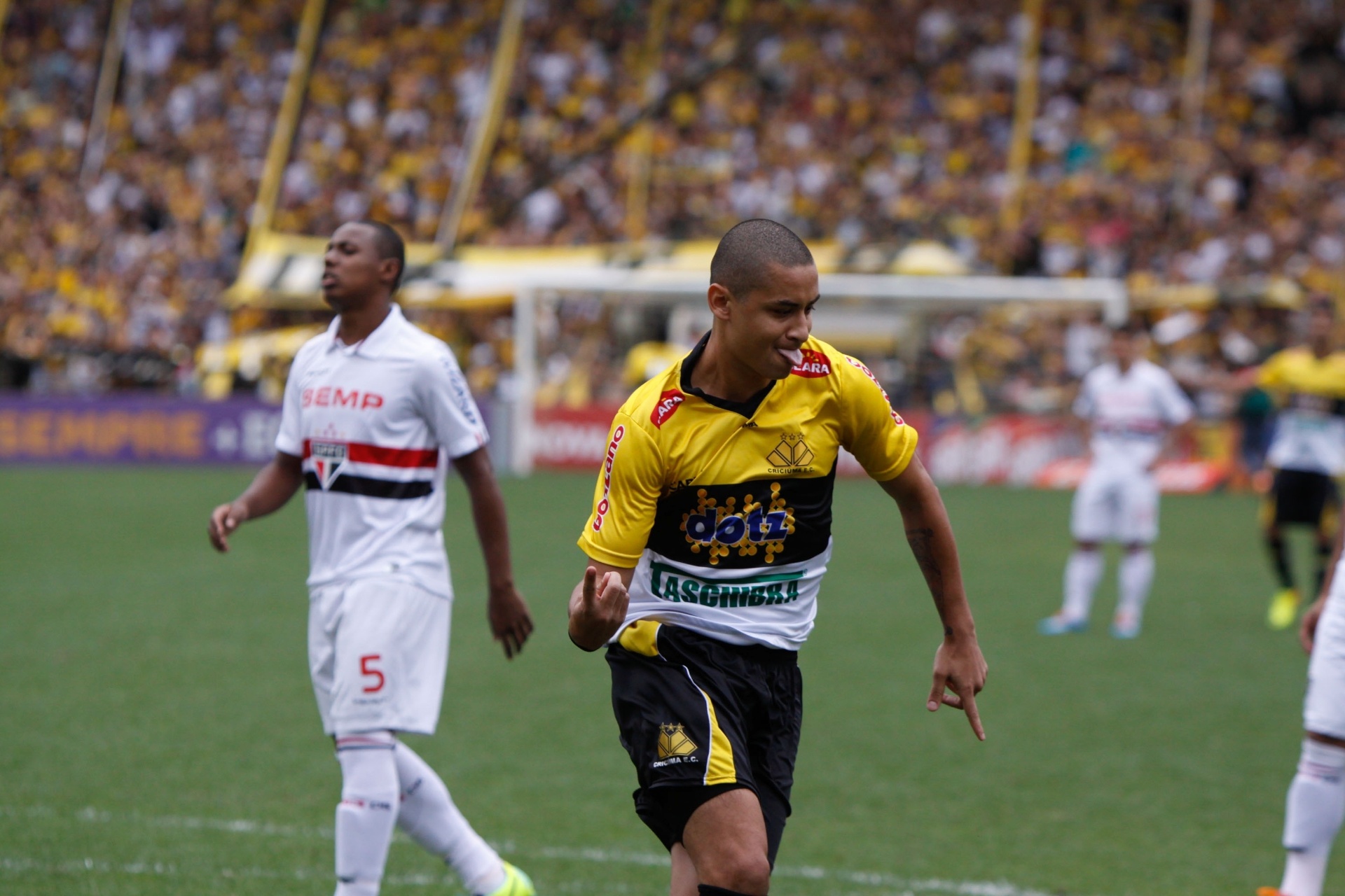Welington Paulista comemora gol do Criciúma contra o São Paulo - Fernando Carvalho/AGP/Estadão