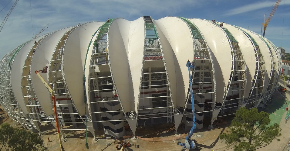 01.dez.2013 - Instalação das membranas de cobertura do Beira-Rio avança