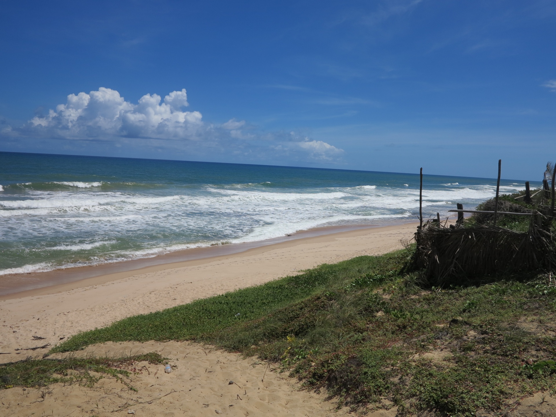 A praia fica na linha verde,à beira da estrada do Côco, que leva Salvador até o litoral norte da Bahia