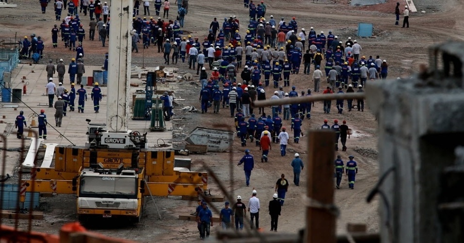 Antes de retomarem o trabalho no Itaquerão, funcionários rezaram próximo à área do acidente que matou duas pessoas