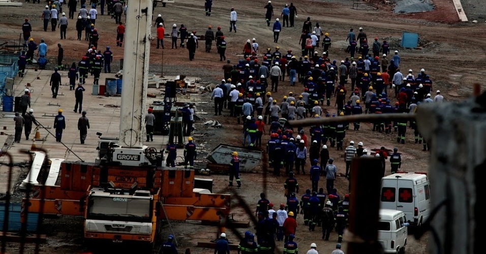 Antes de retomarem o trabalho no Itaquerão, funcionários rezaram próximo à área do acidente que matou duas pessoas