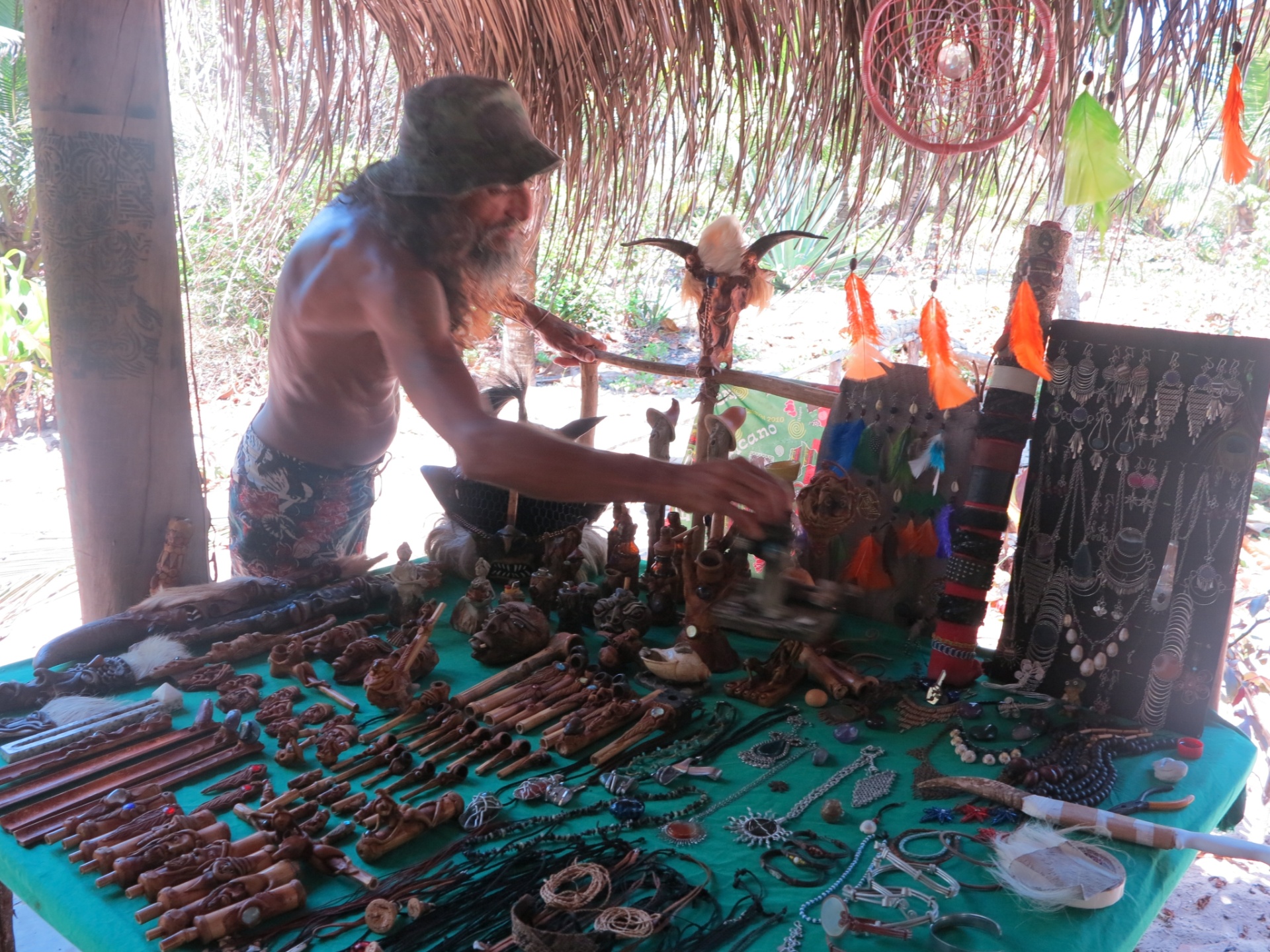 Artesanatos vendidos pela aldeia são expostos