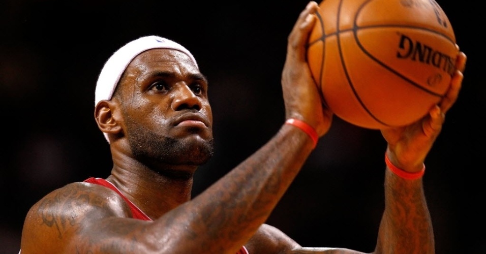 01.dez.2013 - LeBron James faz o arremesso de lance livre na partida entre Miami Heat e Charlotte Bobcats