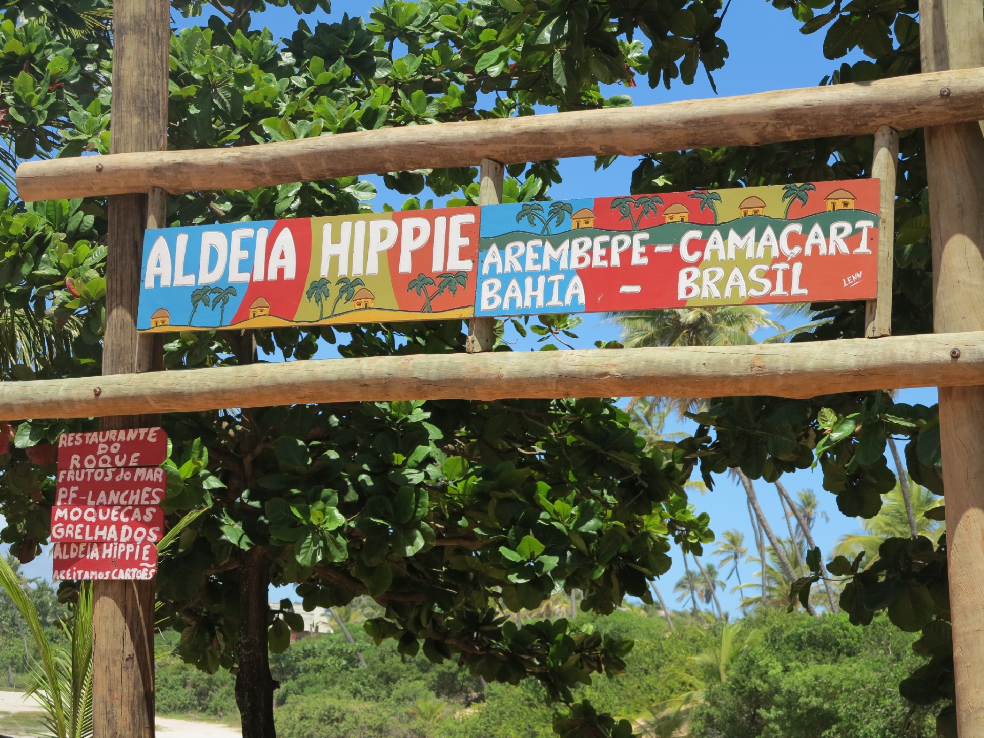 Placa anuncia a chegada à aldeia hippie depois de uma boa caminhada a pé, sem poder entrar de carro