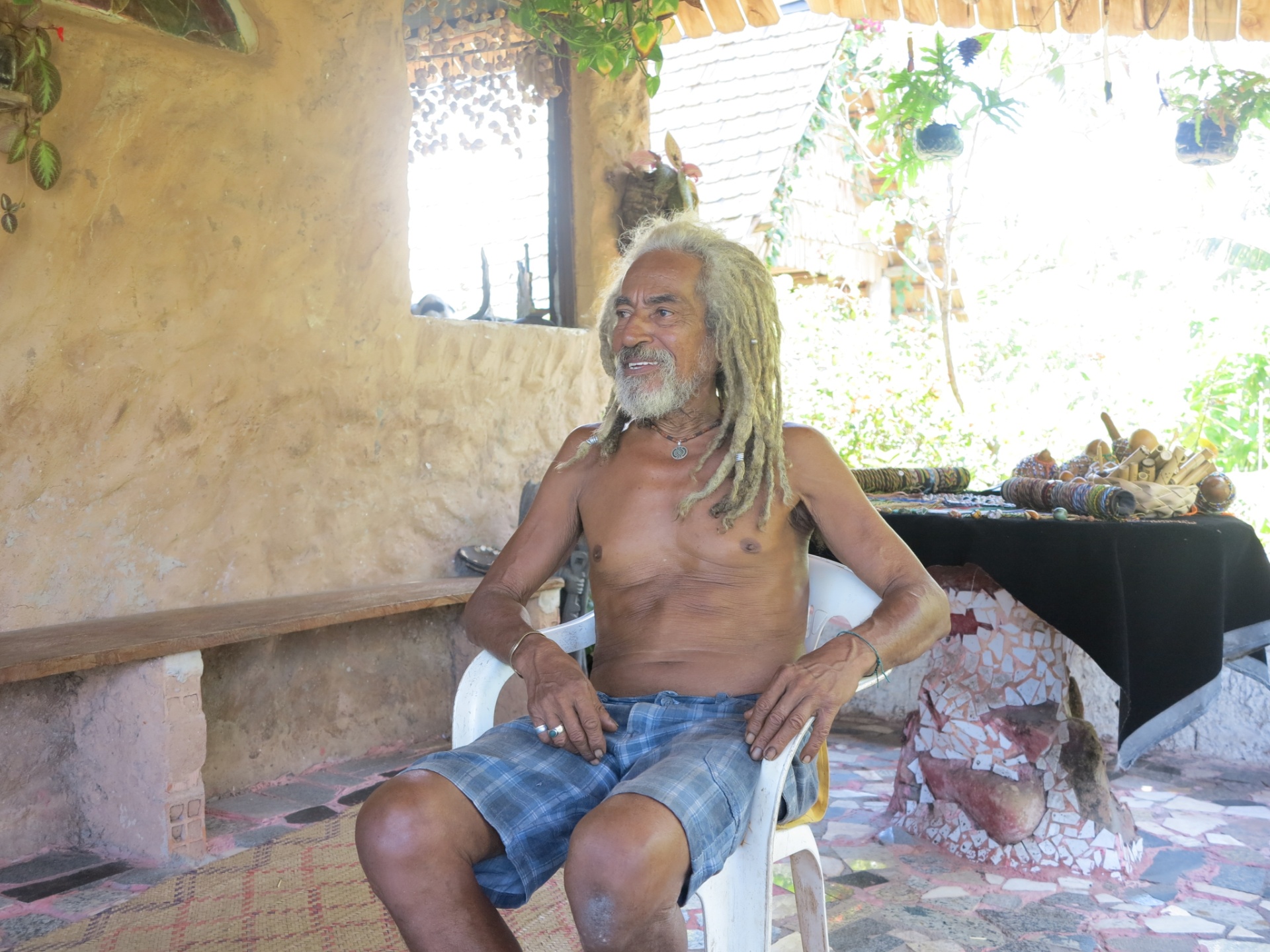 Seu Álvaro, 75 anos, o "rei" da vila hippie de Arembepe
