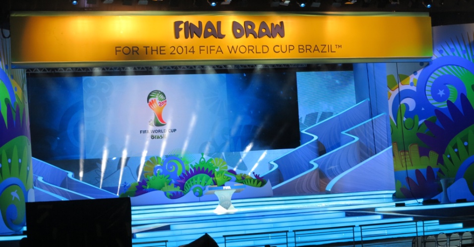 Últimos detalhes do palco do sorteio dos grupos da Copa do Mundo são ajustados, no complexo da Costa do Sauípe