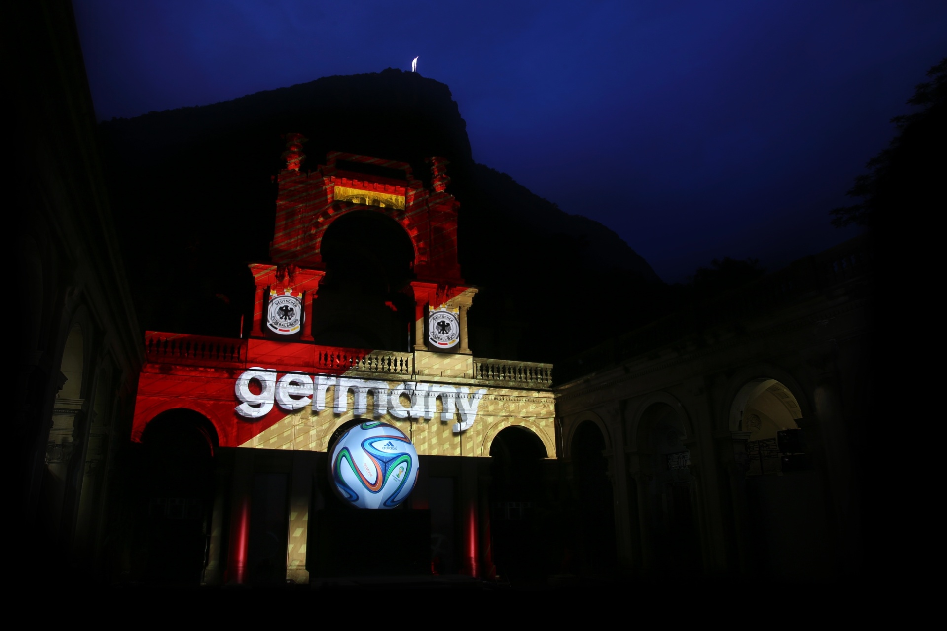 03.dez.2013 - A bola da Copa do Mundo de 2014 foi apresentada ao público em festa high-tech no Rio de Janeiro