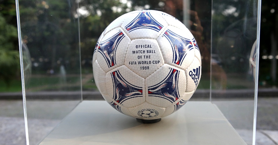 03.dez.2013 - A Copa de 1998 teve a primeira bola com desenho colorido da história do torneio da Fifa. A Tricolore contava com símbolos da nação anfitriã, a França, como um galo, um trem em velocidade e uma turbina.