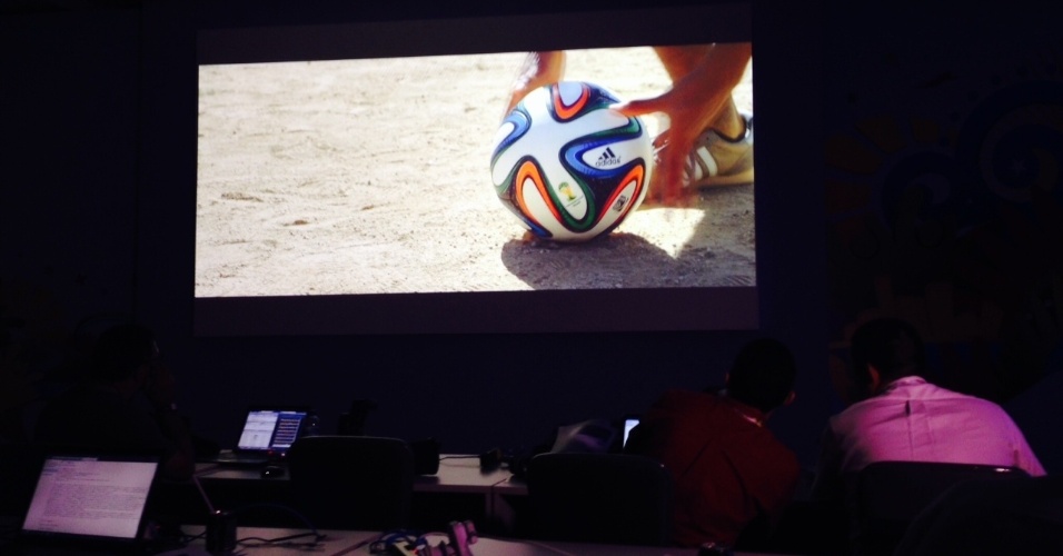 03.dez.2013 - Adidas e Fifa divulgam bola da Copa do Mundo de 2014, a Brazuca, em evento no Rio de Janeiro. A bola oficial será vendida por R$ 399,90