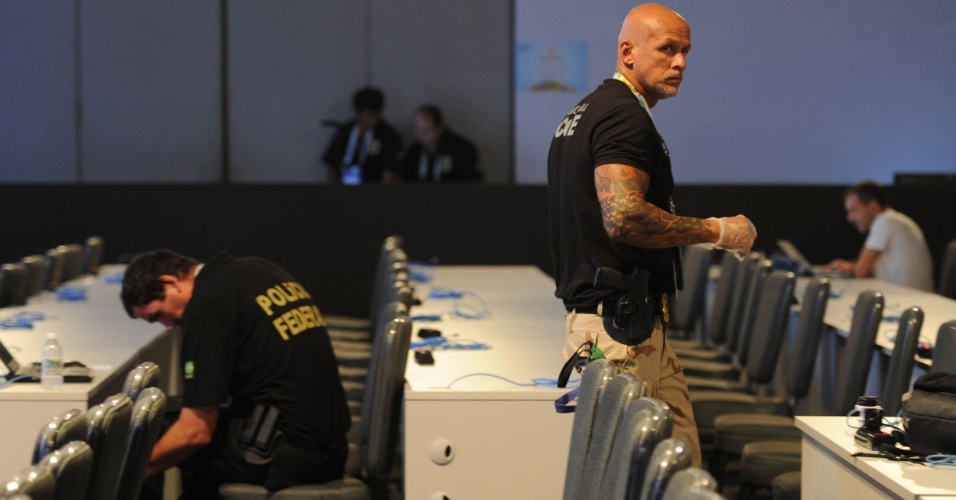 03.dez.2013 - Agentes da Polícia Federal fazem inspeção de segurança no Centro de Imprensa no local do sorteio da Copa do Mundo de 2014