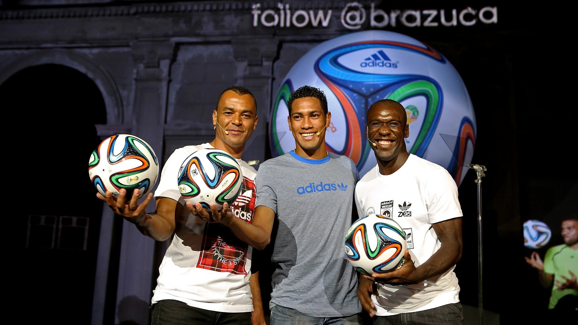 03.dez.2013 - Cafu, Hernane e Seedorf posam com a Brazuca, a bola da Copa de 2014 em evento no Rio de Janeiro