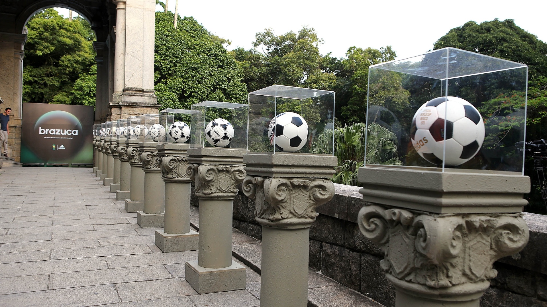 03.dez.2013 - Fornecedora de material esportivo para Copa de 2014, a Adidas expôs no Parque Lage, no Rio de Janeiro, todas as bolas que já criou para as Copas.