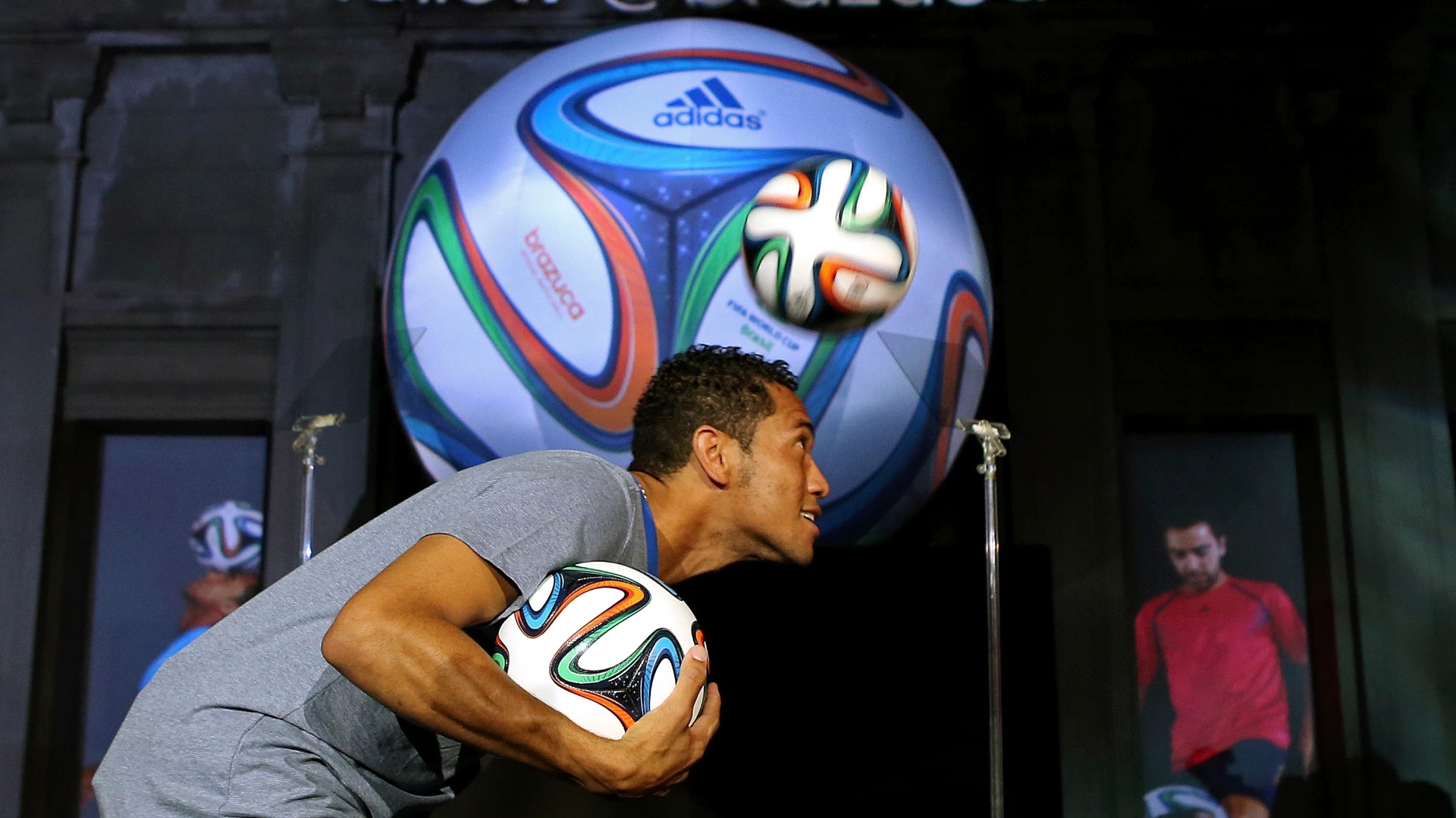 03.dez.2013 - Hernane faz embaixadinha com a Brazuca, bola da Copa do Mundo de 2014, em evento no Rio de Janeiro