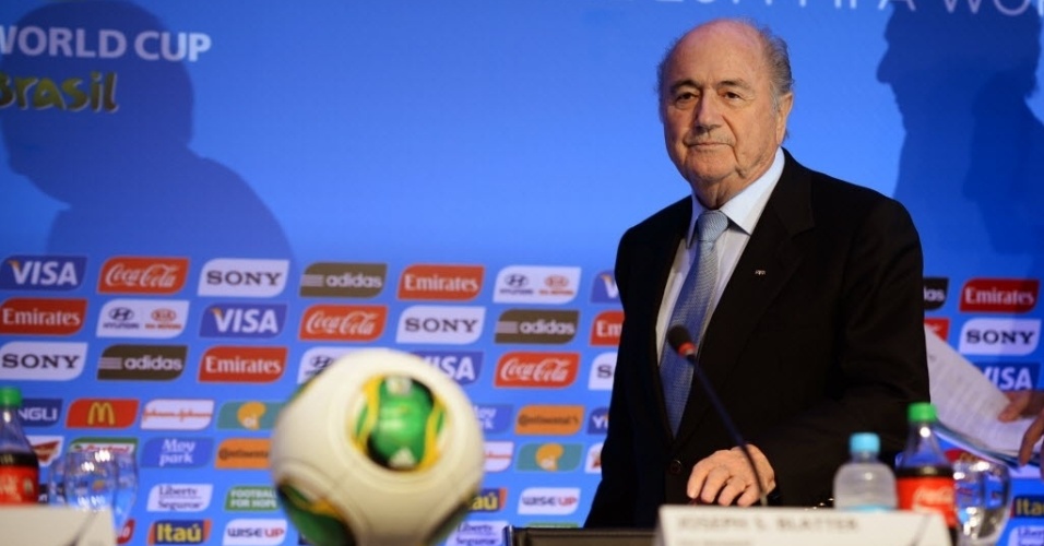 03.dez.2013 - Joseph Blatter (dir.), presidente da Fifa, abandona a sala da coletiva de imprensa na Cosa do Sauípe, na Bahia, local onde acontecerá os sorteios dos grupos para a Copa do Mundo