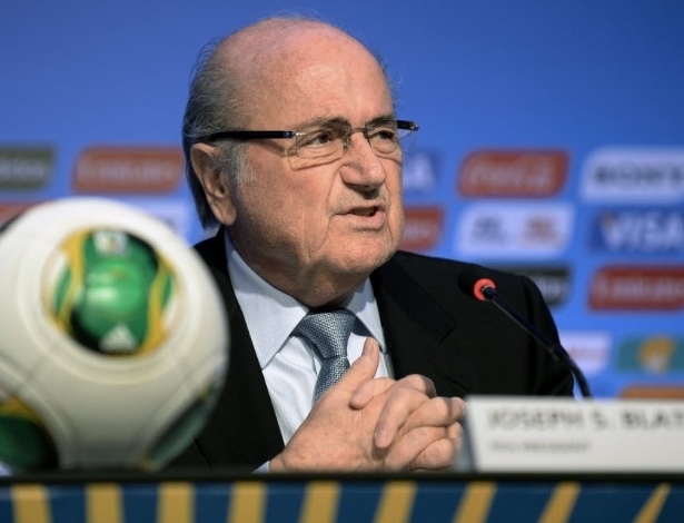 03.dez.2013 - Joseph Blatter (dir.), presidente da Fifa, conversa com a imprensa na Cosa do Sauípe, na Bahia, local onde acontecerá os sorteios dos grupos para a Copa do Mundo
