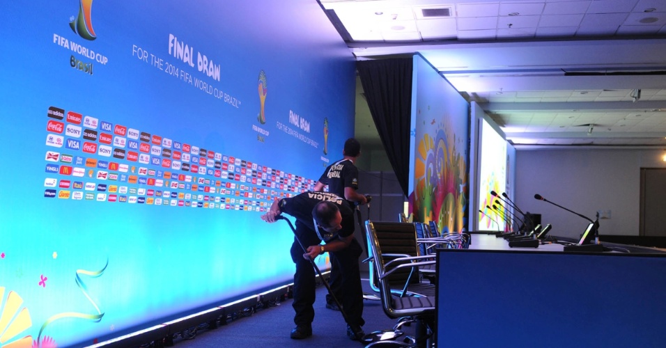 3.dez.2013 - Agentes da Polícia Federal fazem inspeção no local onde se realiza a entrevista coletiva do sorteio da Copa do Mundo de 2014