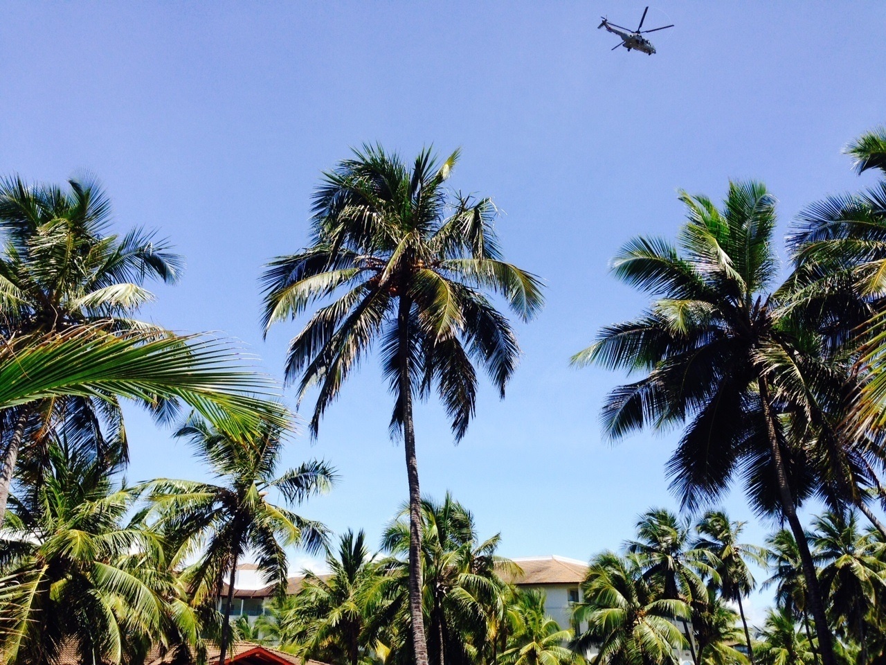 Helicóptero de segurança sobrevoa resort com hóspedes e pessoas da Fifa