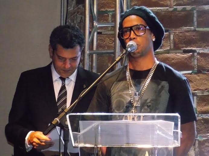4 dez 2013 - Ronaldinho Gaúcho fala durante a cerimônia de lançamento do CD em sua homanegm e também pelo título da Libertadores