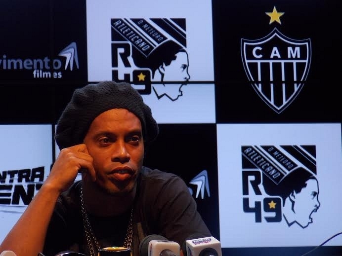 4 dez 2013 - Ronaldinho Gaúcho não confirmou renovação de contrato, mas disse que vive 